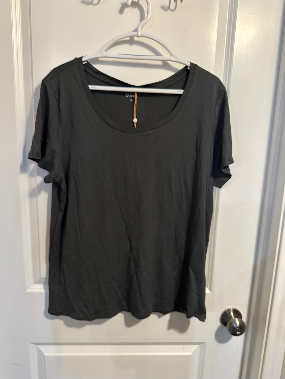 Quince Women's Scoop Neck Short Sleeve Tee - Charcoal